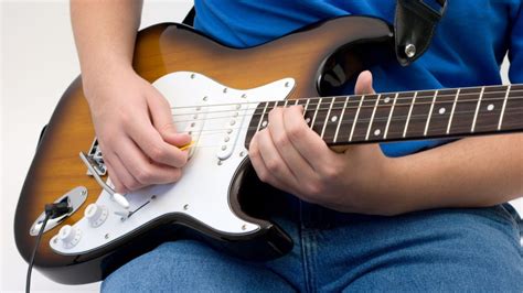 How to Play Electric Guitar Without an Amp: Exploring the Silent Symphony