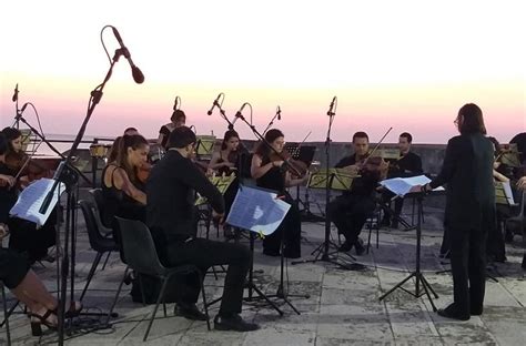 Il Festival della Luna Nascente: Un concerto stellare con la magia di Omar Kamal!