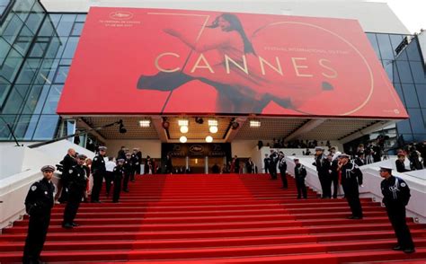 Il Festival di Cannes: Un'Esplosione Di Glamour e Intrighi con Thierry Frémont!