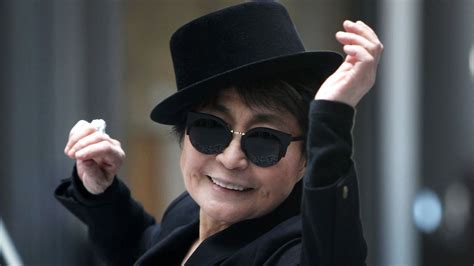 Yoko Ono: La Performance Artistica Controversa che Ha Scantato i Giornali di Tutto il Mondo!