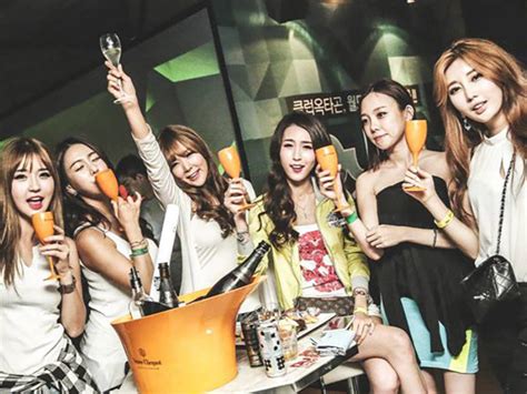  Il Yoon-a's Seoul Soiree: Una Notte Indimenticabile con una Diva K-Pop!